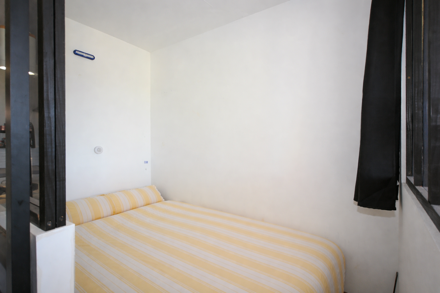 Chambre minimaliste et lumineuse (1)