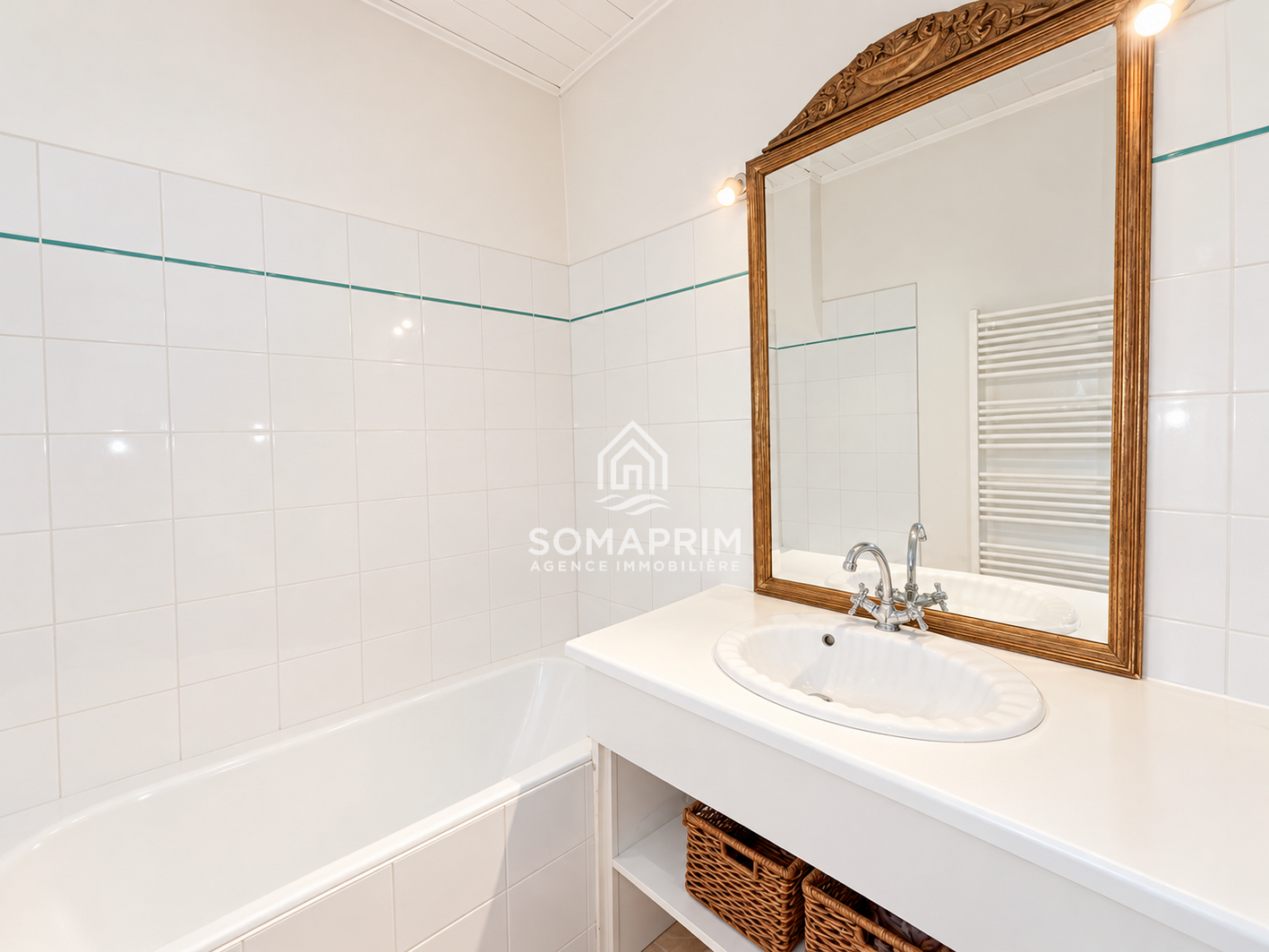 Salle de bain lumineuse au miroir dor&eacute; agence immobiliere somaprim touquet